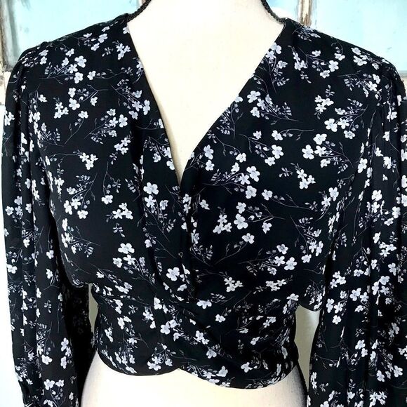 Adorable NWT Long Balloon Sleeve Floral Crop Top - Picture 4 of 11